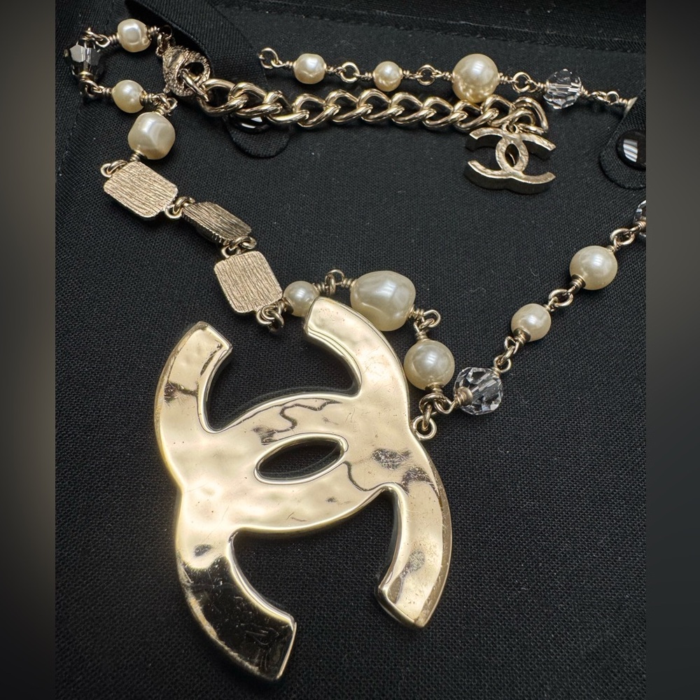 Rare Chanel necklace large CC logo pendant 2” - Picture 7 of 14